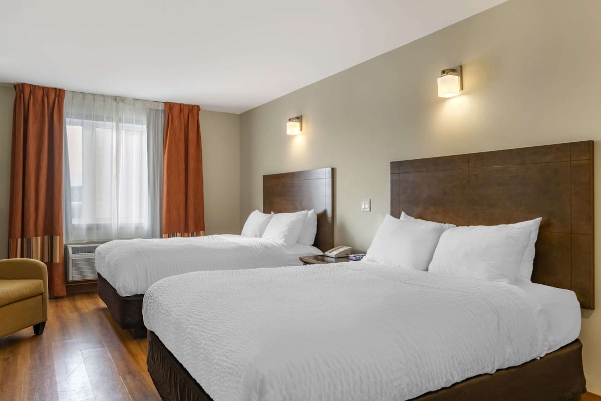 Suíte, 2 camas Queen, para não fumantes | Roupas de cama premium, edredons de pluma, escrivaninha