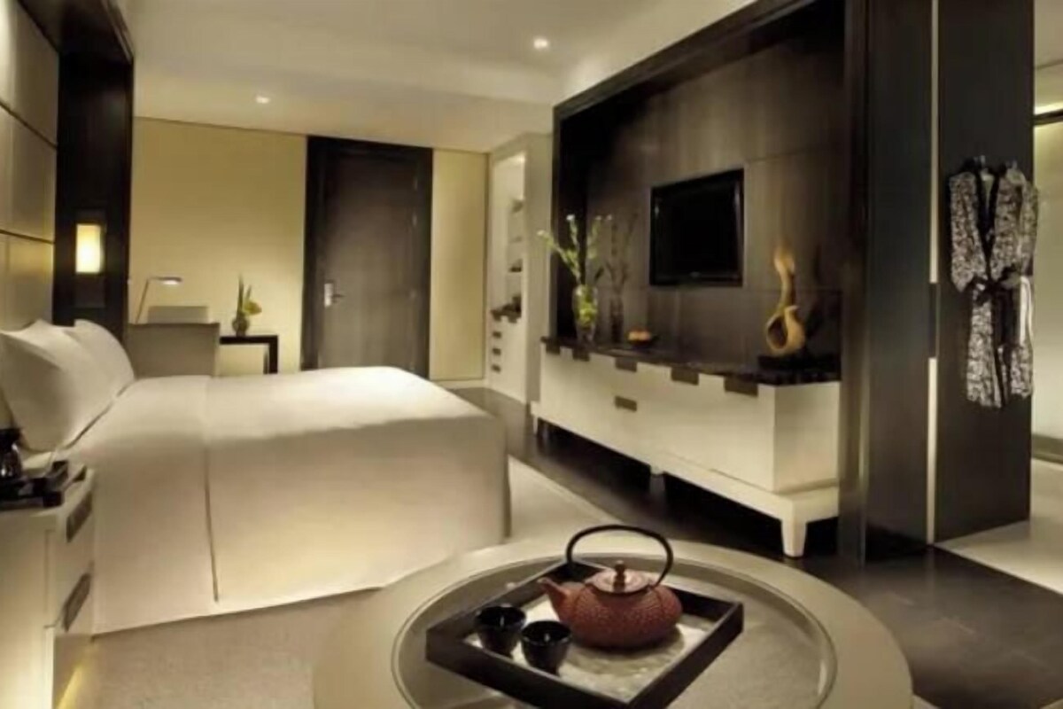 Premier Riverside Retreat - King