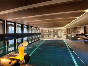 Piscina interna, funciona das 6h às 22h, espreguiçadeiras