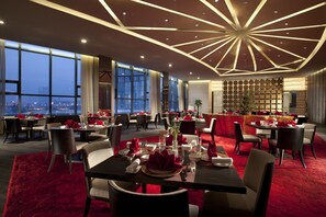 2 restaurants, breakfast, lunch, dinner served; international cuisine