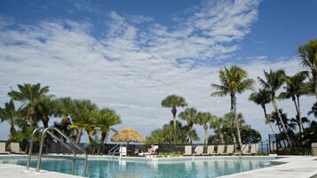 Una piscina al aire libre, una piscina climatizada