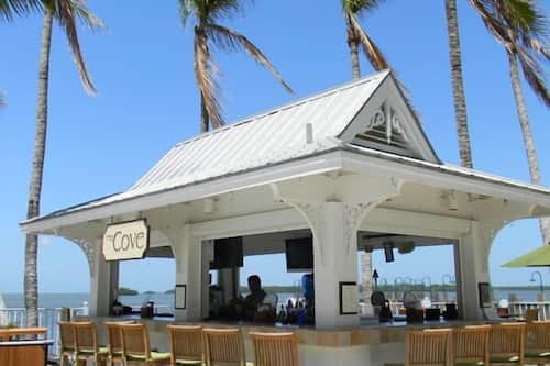 2 restaurants; breakfast, lunch, dinner and brunch served