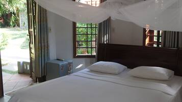 Minibar, caja de seguridad en la habitación y escritorio