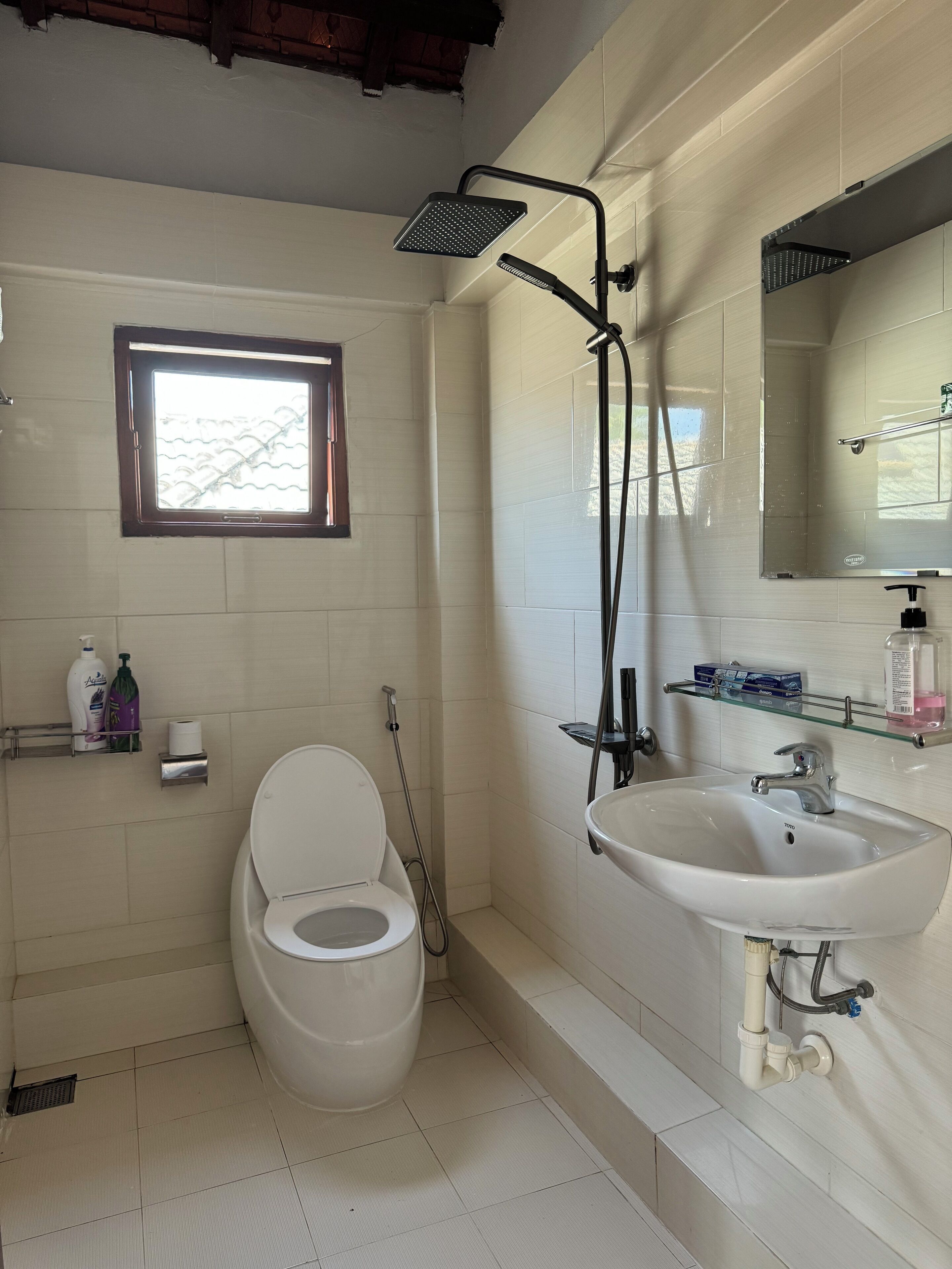 bungalow, beachfront | bathroom | shower, free toiletries, towels