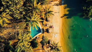 Ubicación a pie de playa, tumbonas, sombrillas y toallas de playa