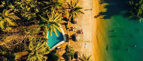 Plage, chaises longues, parasols, serviettes de plage