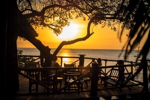 Aamiainen ja lounas; kansainvälinen keittiö, näkymät valtamerelle 