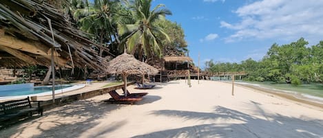 Plage, chaises longues, parasols, serviettes de plage