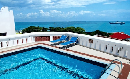 Outdoor pool, pool umbrellas, sun loungers. Maru Maru Hotel