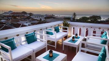 Bar na cobertura, vistas para o mar, aberto todos os dias