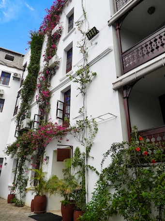 Building design. Maru Maru Hotel