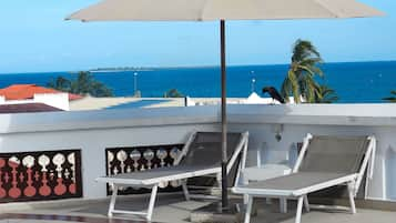 Piscine extérieure, parasols de plage, chaises longues