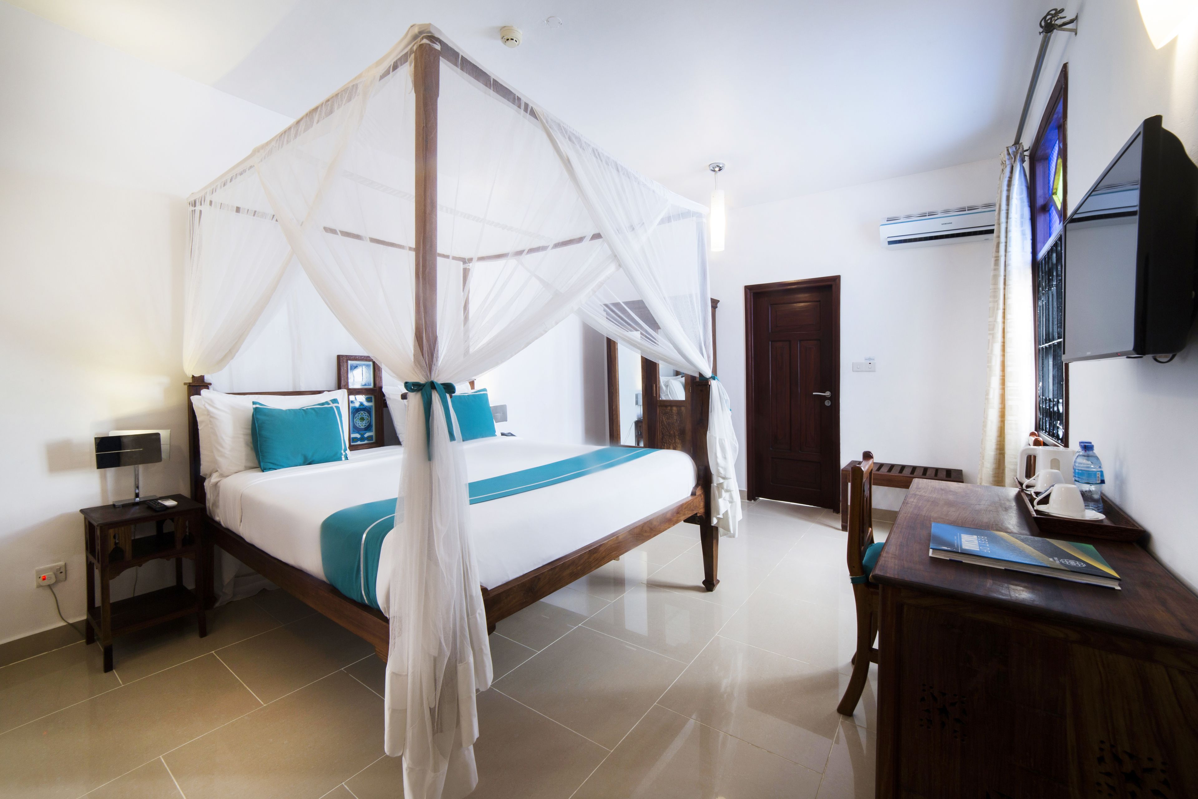 Frigobar, cofres nos quartos, individualmente decorados