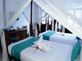 Minibar, caja de seguridad en la habitación y decoración personalizada 