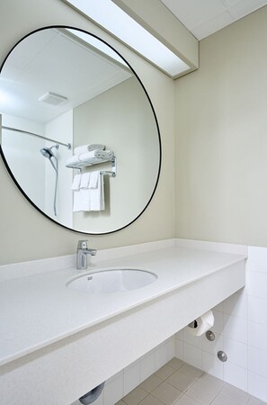 Deluxe Room | Bathroom | Combined shower/tub, free toiletries, hair dryer, bathrobes - Canad Inns Destination Centre Windsor Park (Winnipeg)
