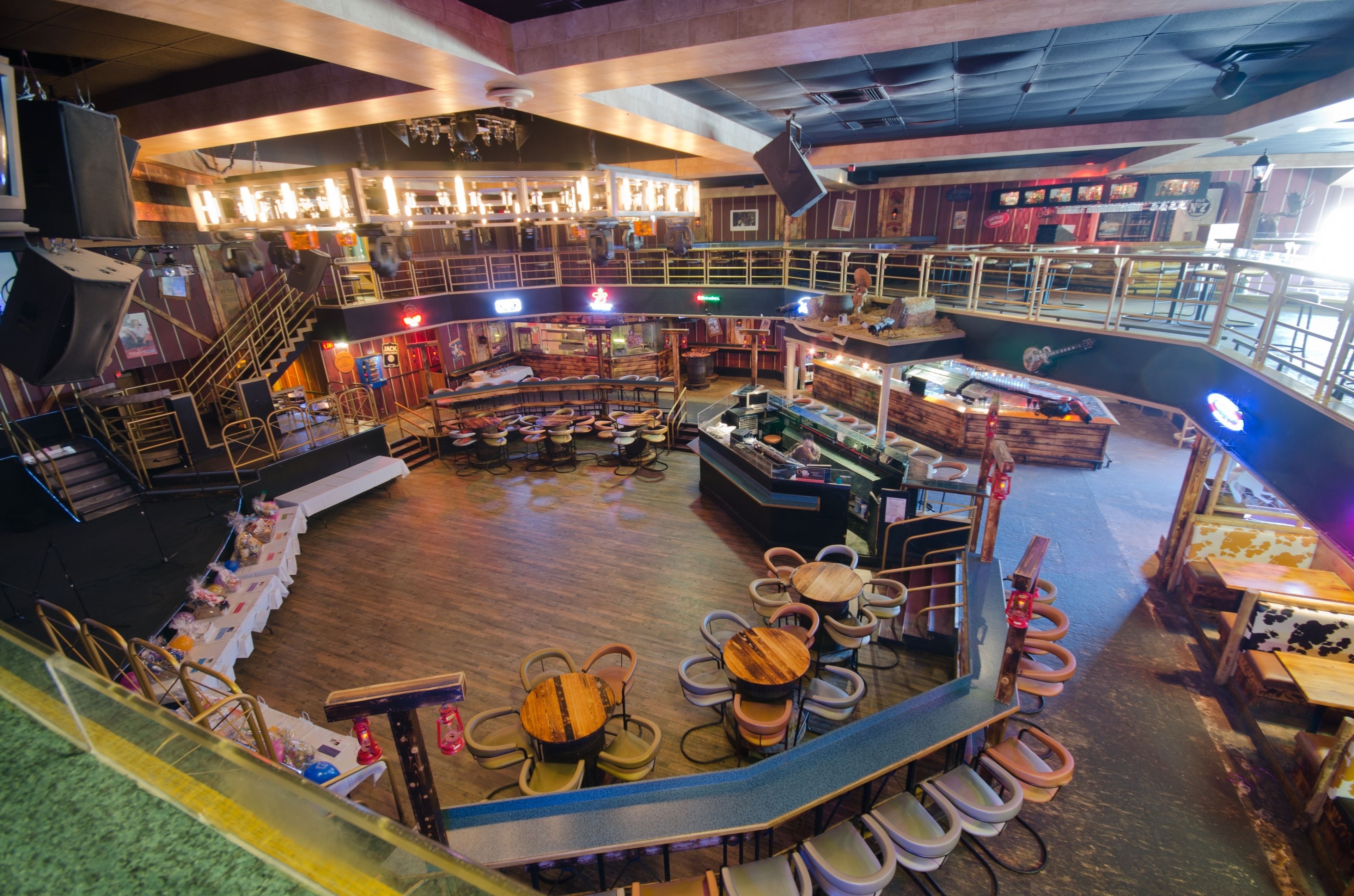 ランチ、ディナーに営業