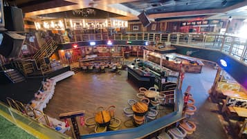 Serves lunch and dinner