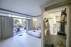 Minibar, caja de seguridad en la habitación y escritorio 