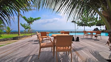 Außenpool, Sonnenschirme, Liegestühle