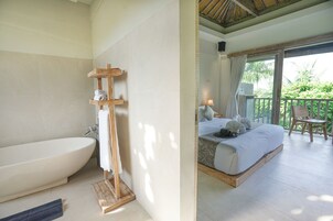 Suite, 1 Double Bed | Bathroom | Shower, free toiletries, hair dryer, bathrobes