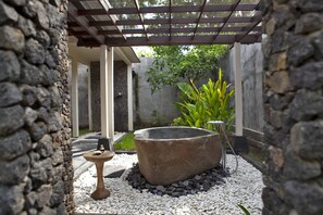 Villa, 1 chambre, piscine privée, vue sur le jardin | Salle de bain | Douche, articles de toilette (gratuits), séchoir à cheveux, peignoirs