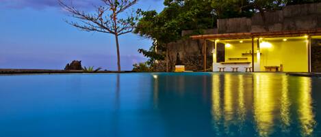 Piscine extérieure, parasols de plage, chaises longues