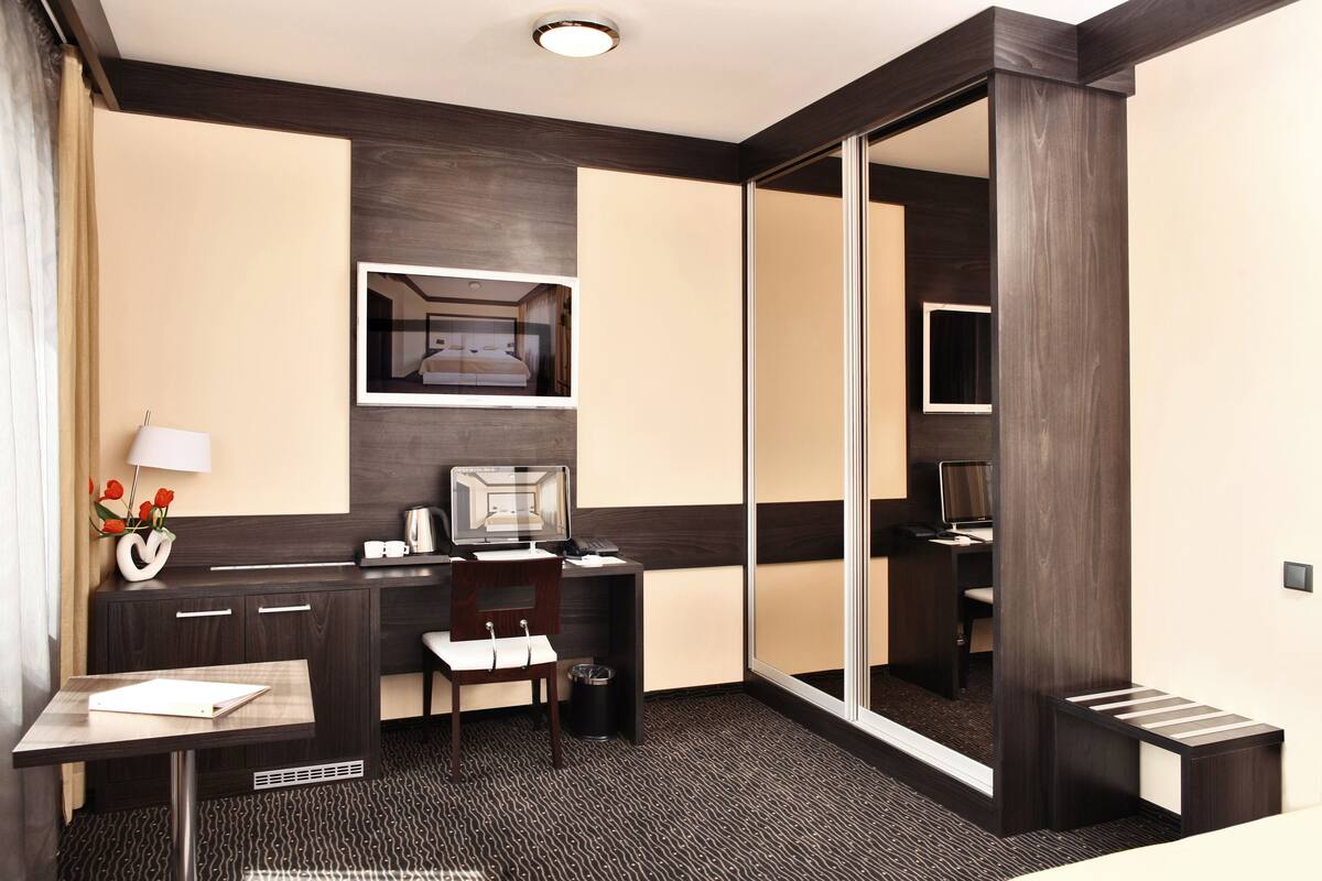 Suite – business (1 Living Room + 1 Bedroom) | Sengetøy av topp kvalitet, safe på rommet, skrivebord og lydisolert