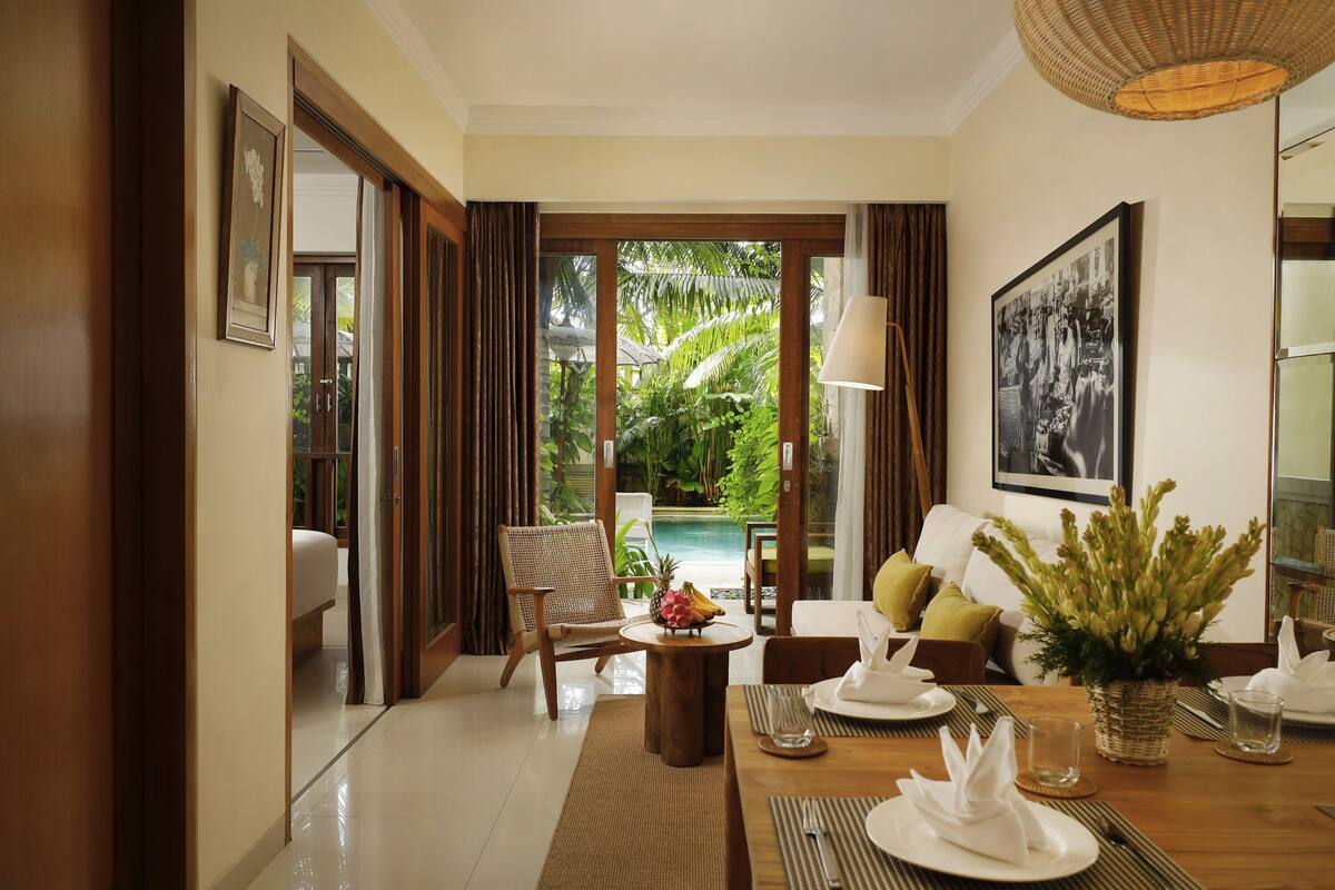 2 Bedroom Apartment with Pool Access | Area keluarga | Televisi layar datar 43-inci dengan saluran TV kabel