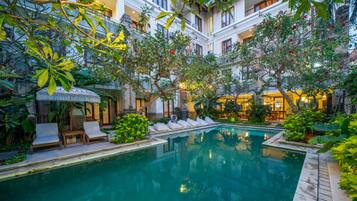 Outdoor pool, free cabanas, pool umbrellas