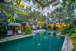 Outdoor pool, free cabanas, pool umbrellas - Sara Residence By Nakula (Legian)