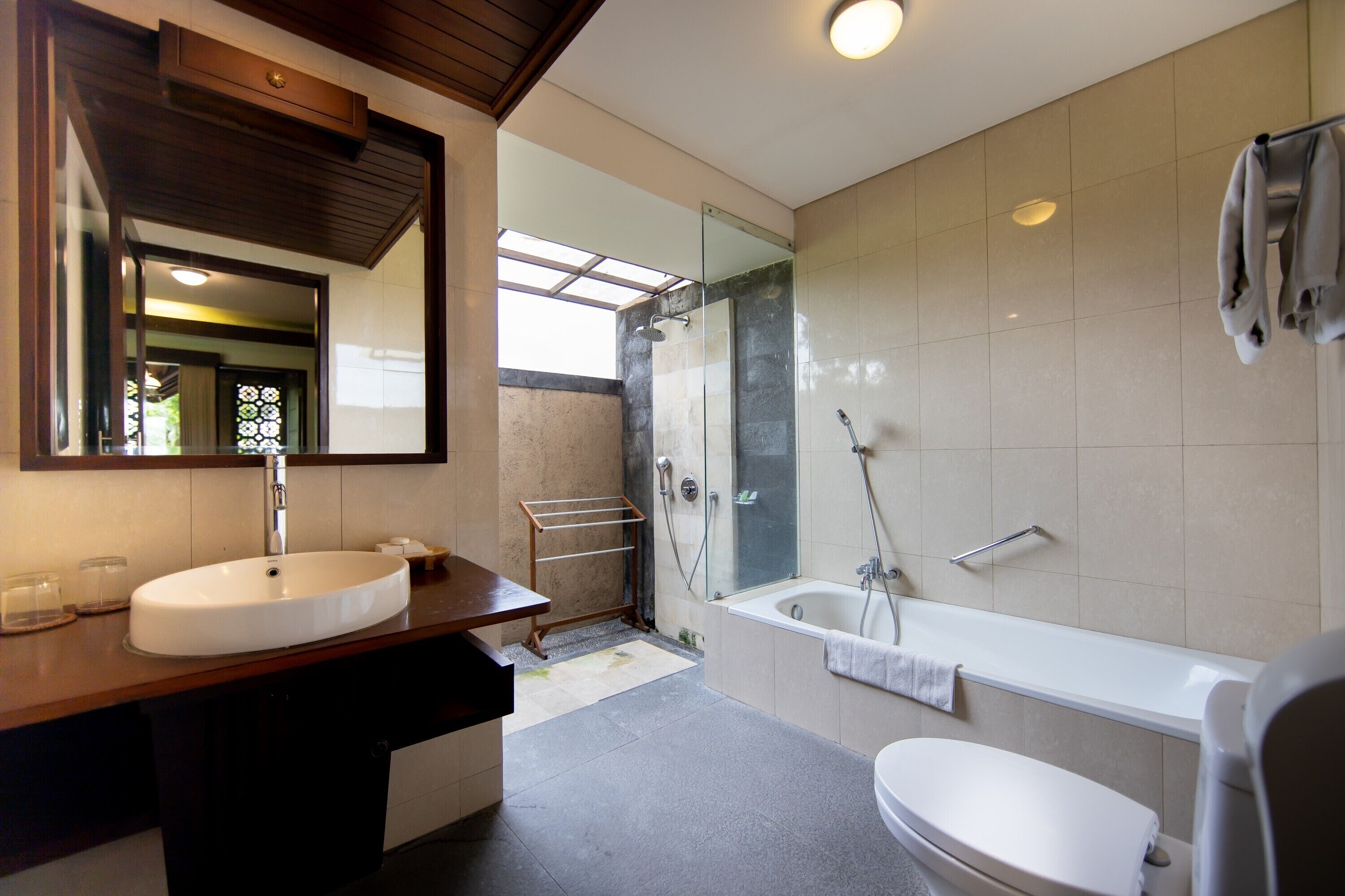 deluxe room, pool view | bathroom | combined shower/bathtub, hair dryer, slippers, towels