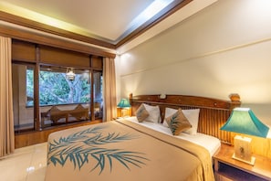 Quarto standard, vista para a piscina | Roupas de cama premium, frigobar, cofres nos quartos, escrivaninha