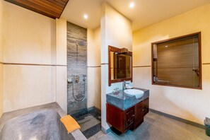 Economy Room, 3 Single Beds, Pool View | Bathroom | Hair dryer, bidet, towels, soap - De Munut Balinese Resort & Spa (Ubud)