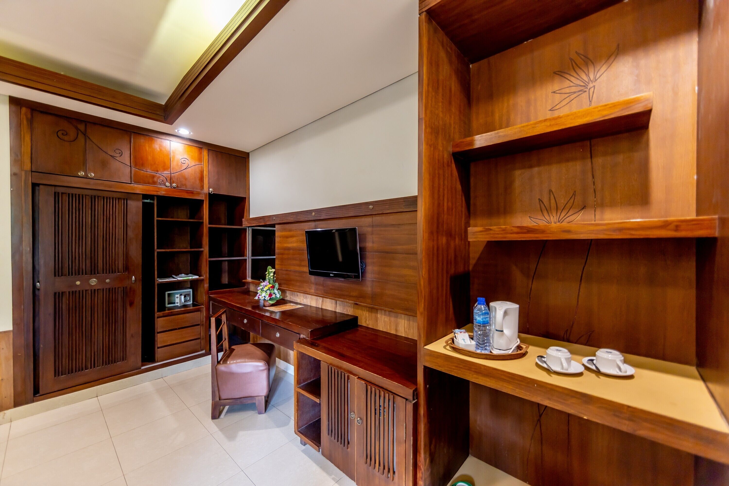 deluxe room, pool view | 1 bedroom, minibar, in-room safe, desk