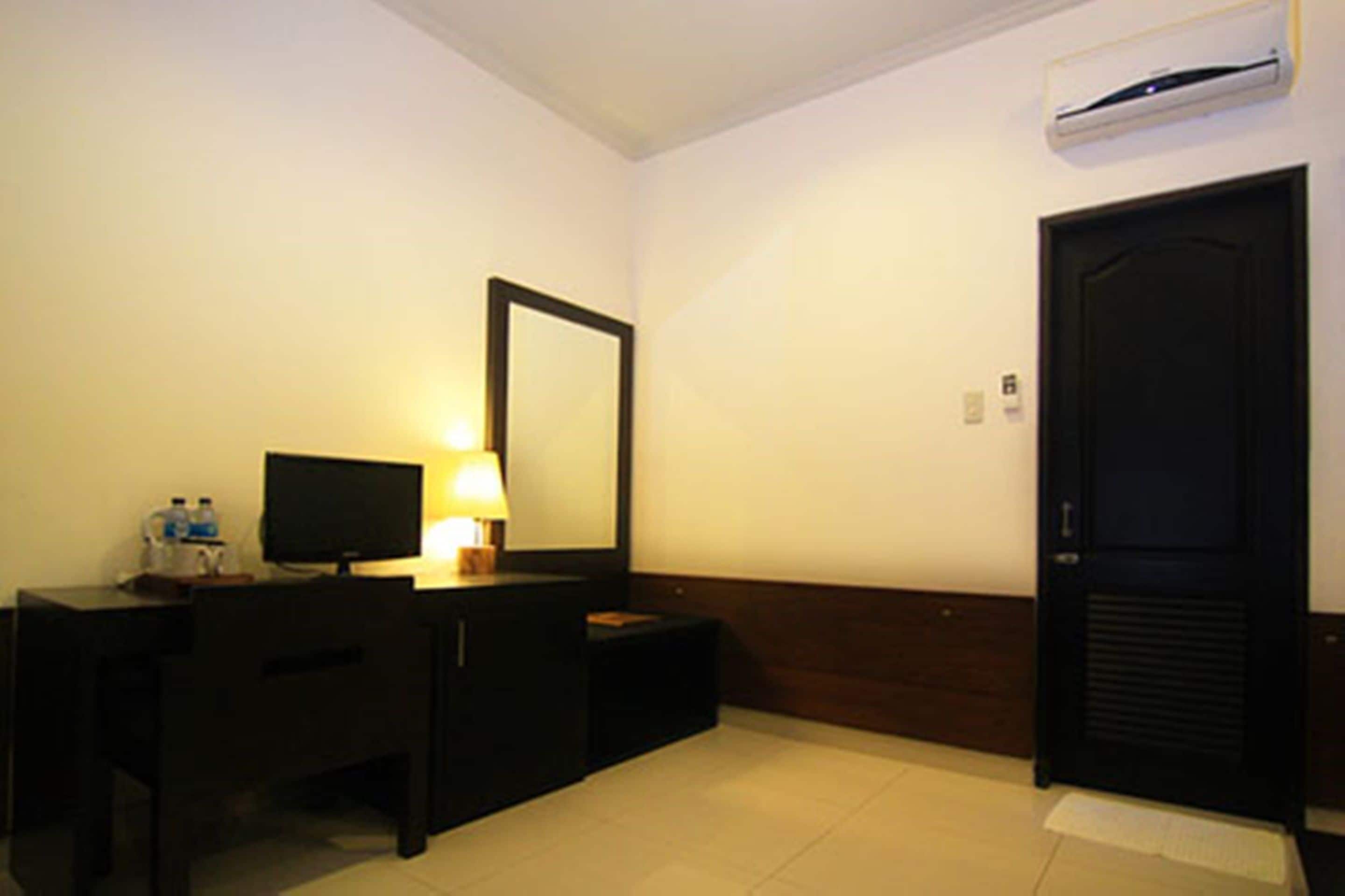 deluxe room, pool view | 1 bedroom, minibar, in-room safe, desk