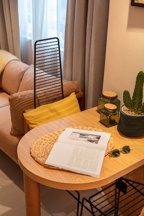 Magnolia Suite | Living area | 32-inch LCD TV with satellite channels, TV, pay movies - the Figo (Hong Kong)