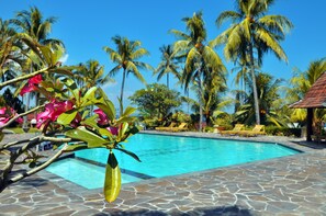 Outdoor pool, pool umbrellas, sun loungers - Puri Bunga Senggigi (Senggigi)