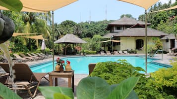 Piscina externa, guarda-sóis, espreguiçadeiras