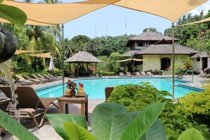 Outdoor pool, pool umbrellas, sun loungers - Puri Bunga Senggigi (Senggigi)