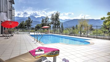 Una piscina al aire libre de temporada