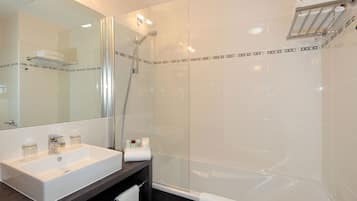 Bathtub, free toiletries, hair dryer, towels