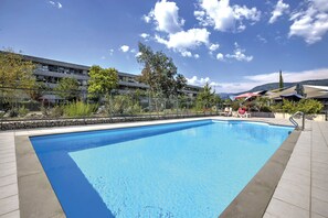 Una piscina al aire libre de temporada