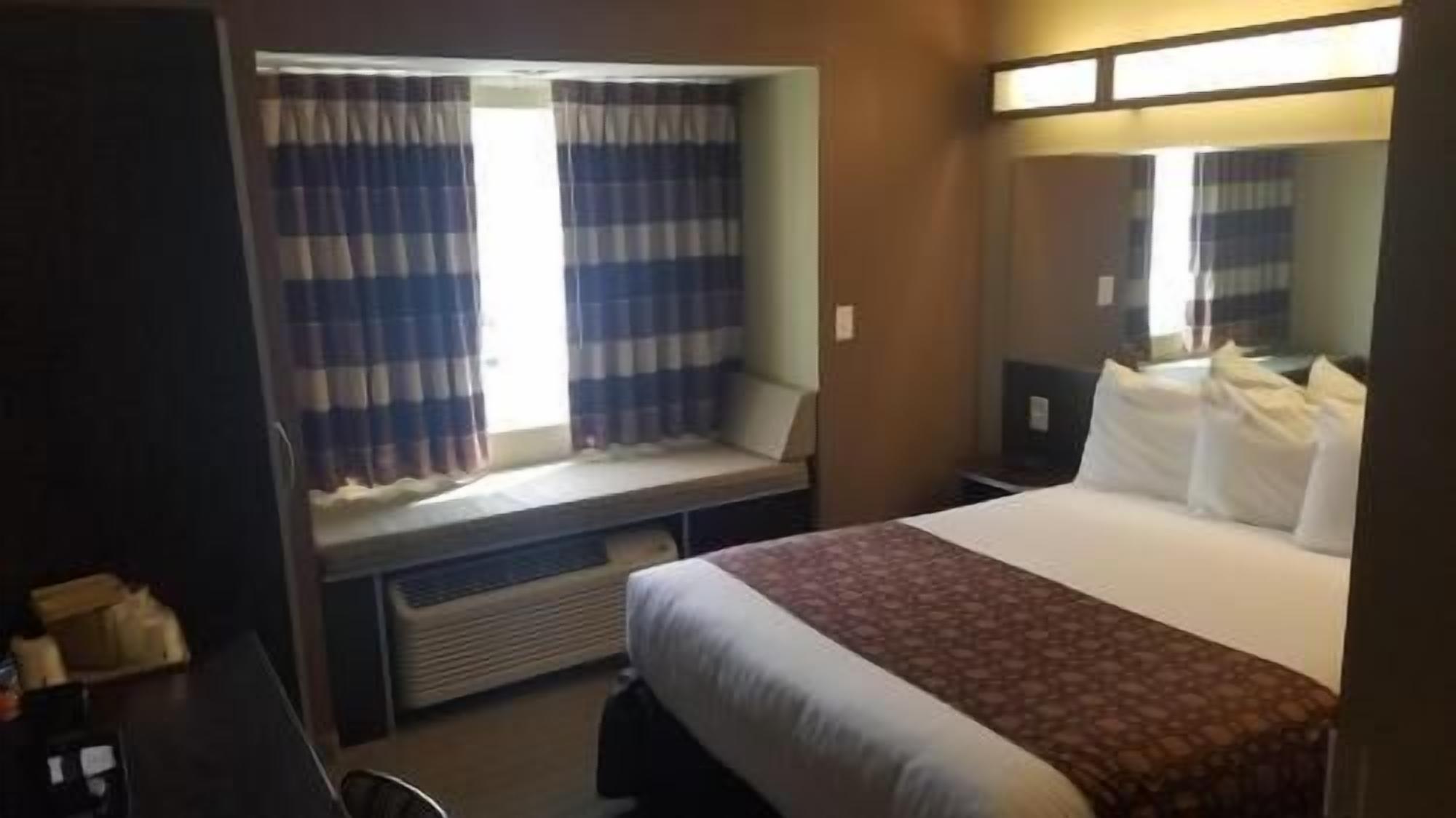 Hypo-allergenic bedding, desk, iron/ironing board, free WiFi