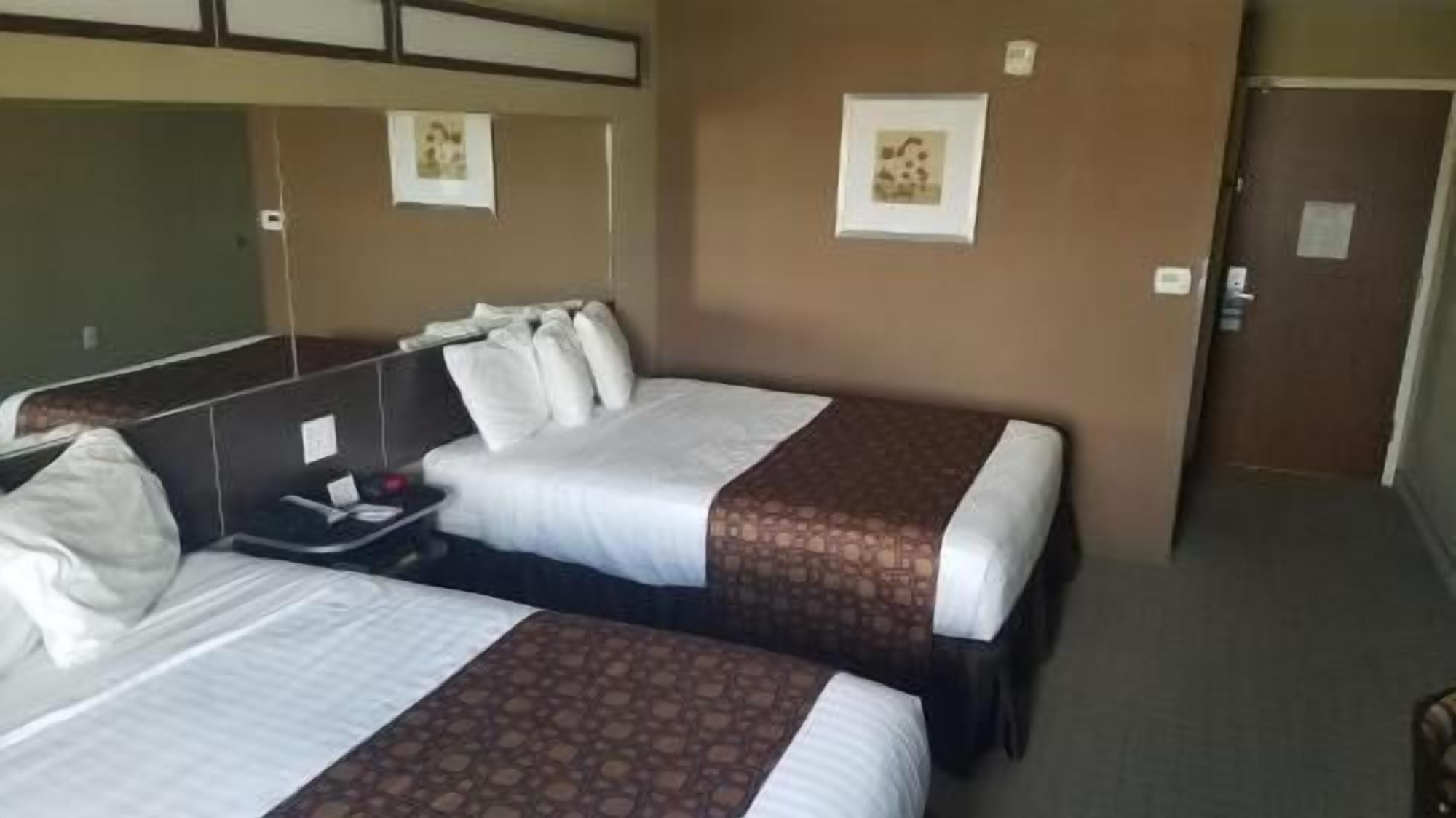 Hypo-allergenic bedding, desk, iron/ironing board, free WiFi