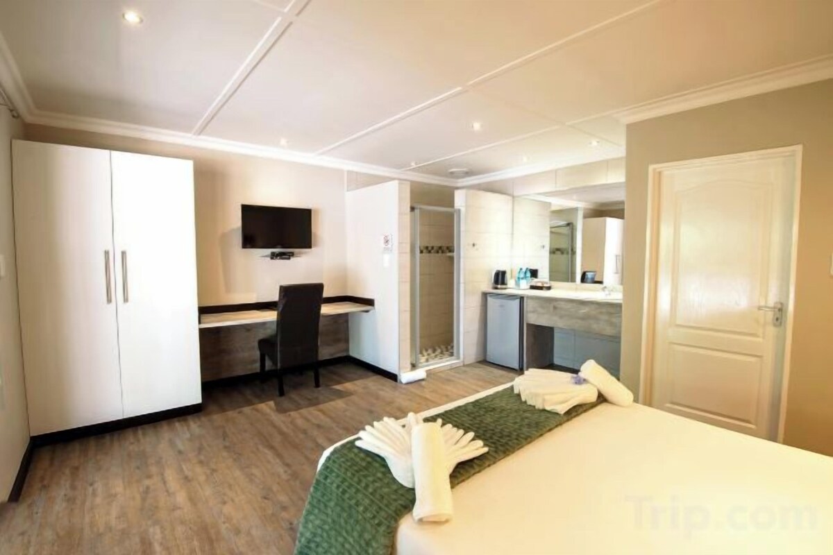 In-room safe, WiFi (free), bed sheets