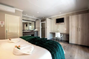 Standard Double or Twin Room, Patio, Garden View | Bathroom