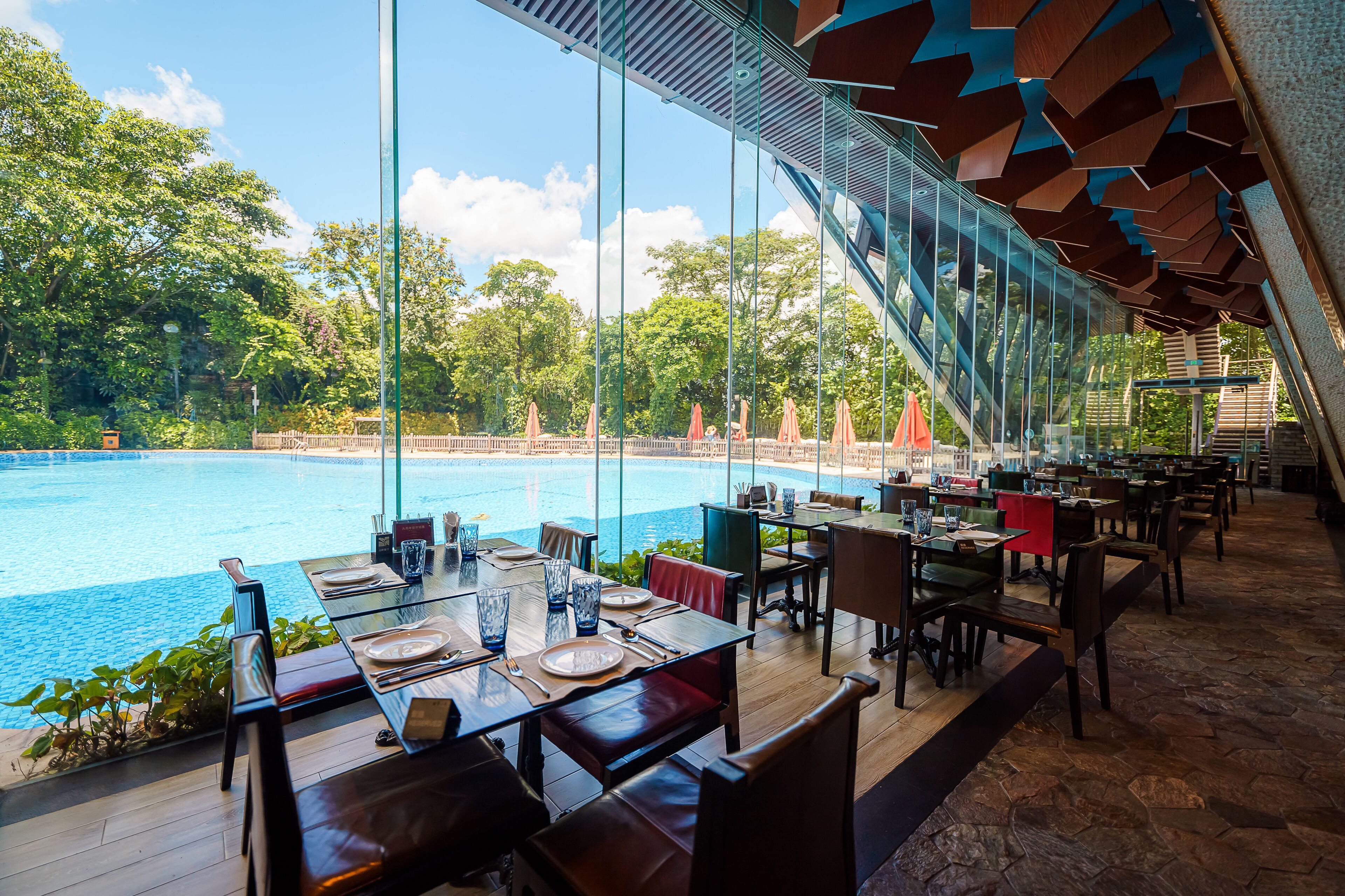 3 restaurants, breakfast, lunch, dinner served; chinese cuisine