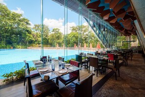 3 restaurantes: opção de café da manhã, almoço e jantar
