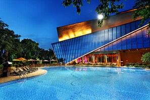 3 間餐廳；供應早餐、午餐、晚餐；中國菜