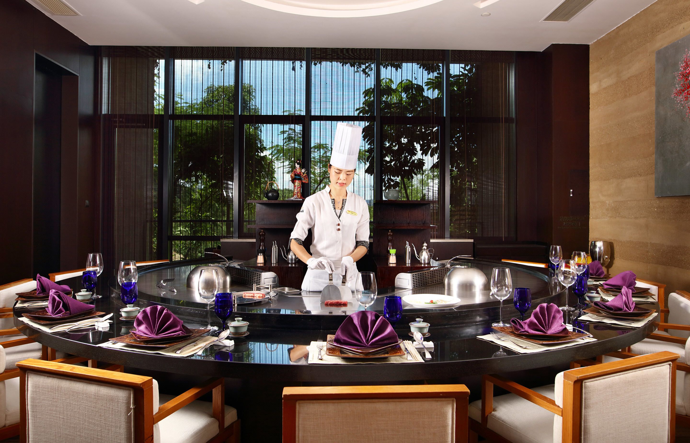 3 restaurantes, com serviço de café da manhã e almoço; culinária chinesa